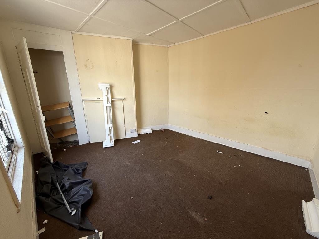 Lot: 98 - FREEHOLD BUILDING WITH PLANNING FOR EXTENSION - Flat A bedroom